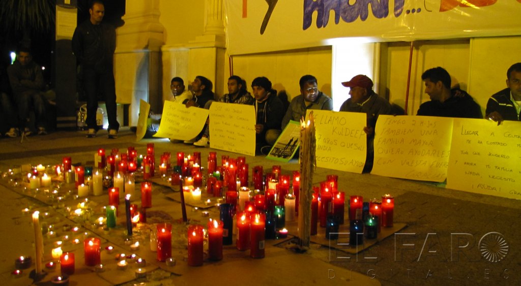 Unos 400 ceutíes unieron sus velas en apoyo a los ‘indios del monte’
