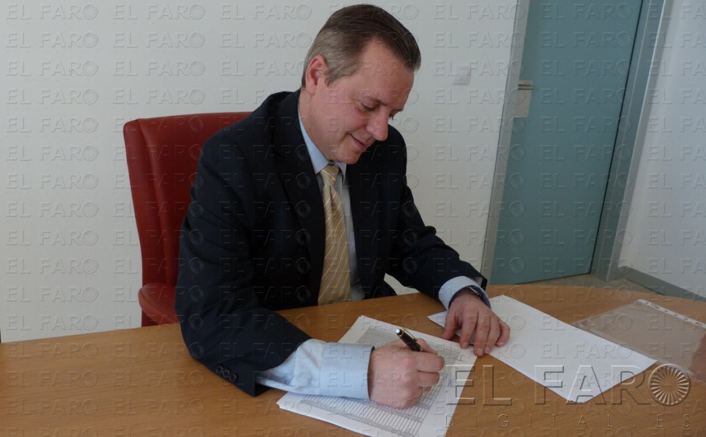 El director territorial da oficialidad al cese del convenio con la Cruz Roja