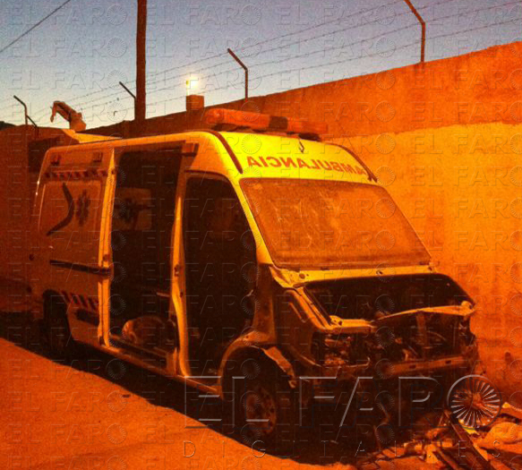 Denuncian el abandono de dos ambulancias en la calle