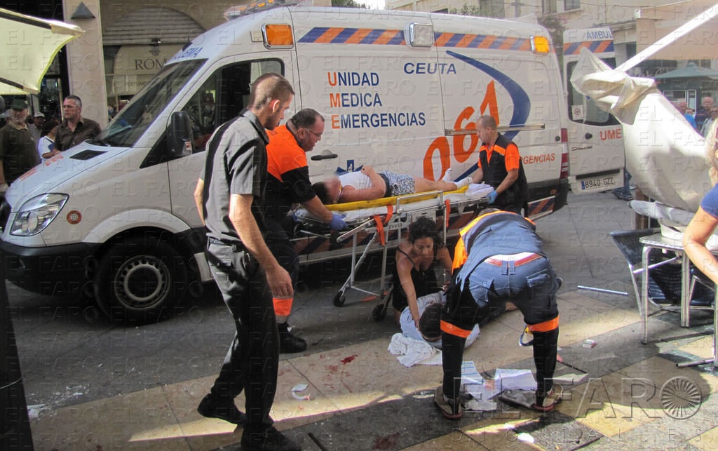 Un niño en coma al precipitarse de un ático y caer sobre un hombre