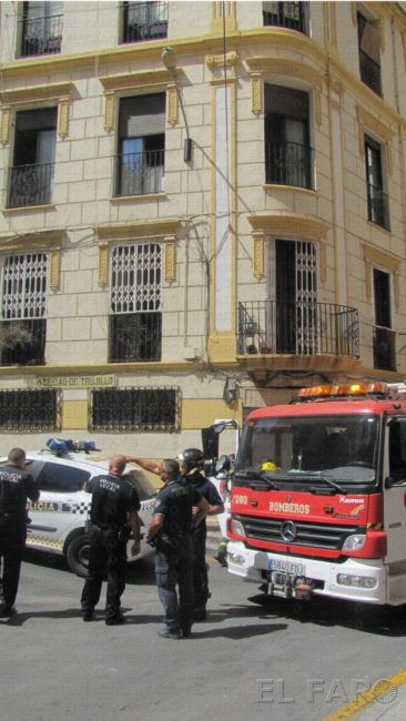 El humo de una sartén provoca alarma vecinal pero Bomberos apaga el fuego