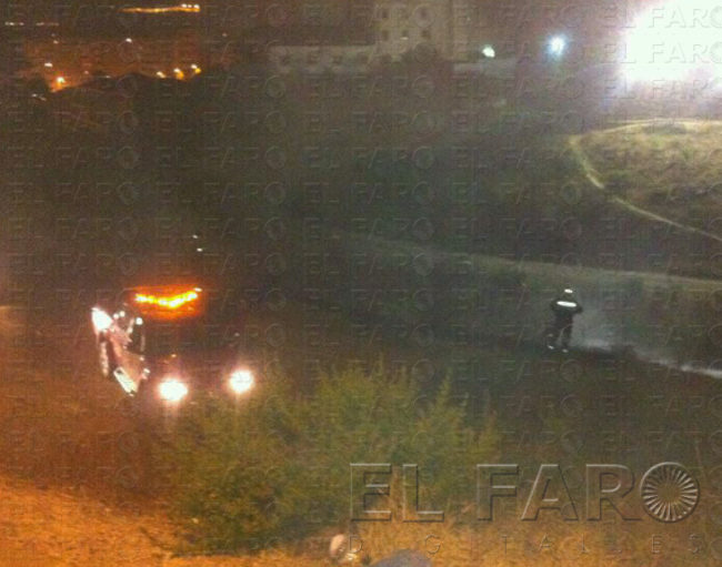 Bomberos sofoca un incendio de matorrales en Arroyo Paneque
