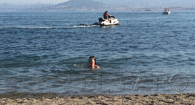 Las motos de agua vuelven a acercarse  hasta la orilla no balizada en la Ribera