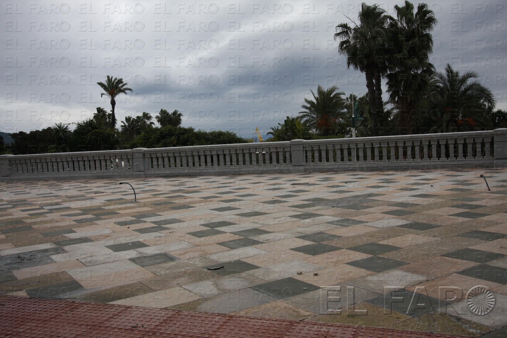 Las nuevas balaustradas del Paseo de la Marina ya están siendo colocadas