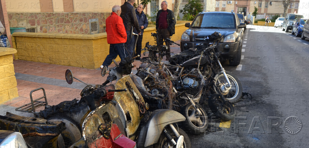 Arden siete motos que se encontraban aparcadas en la barriada de Manzanera
