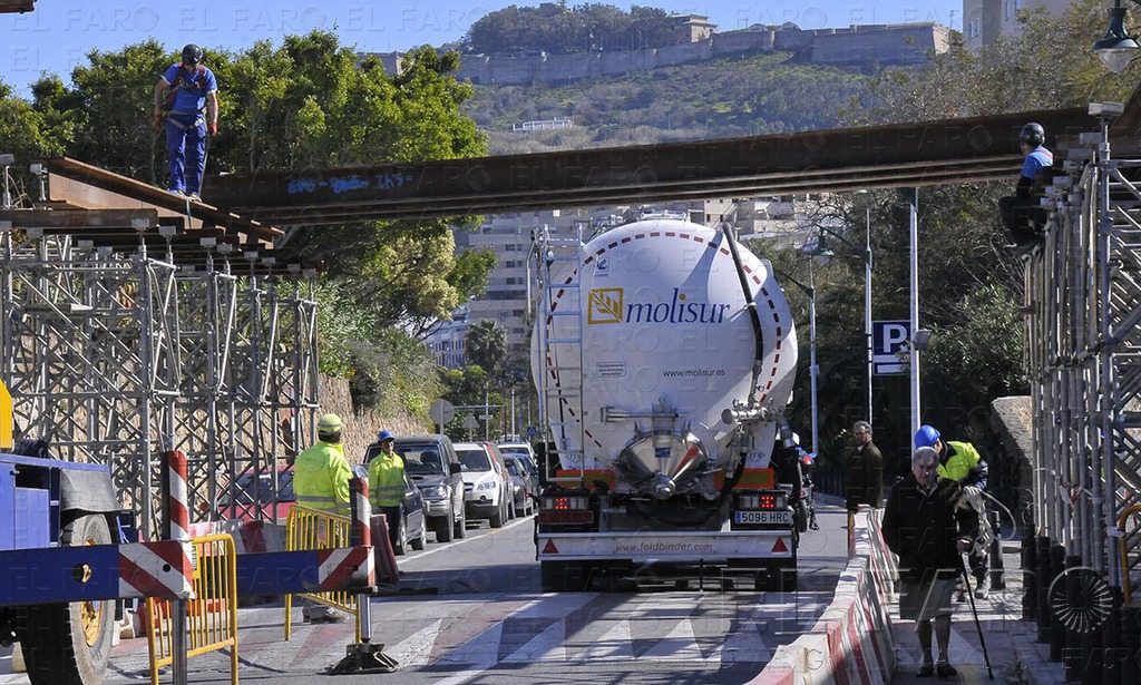 Los vehículos que superen las 20 toneladas circularán provisionalmente por La Marina