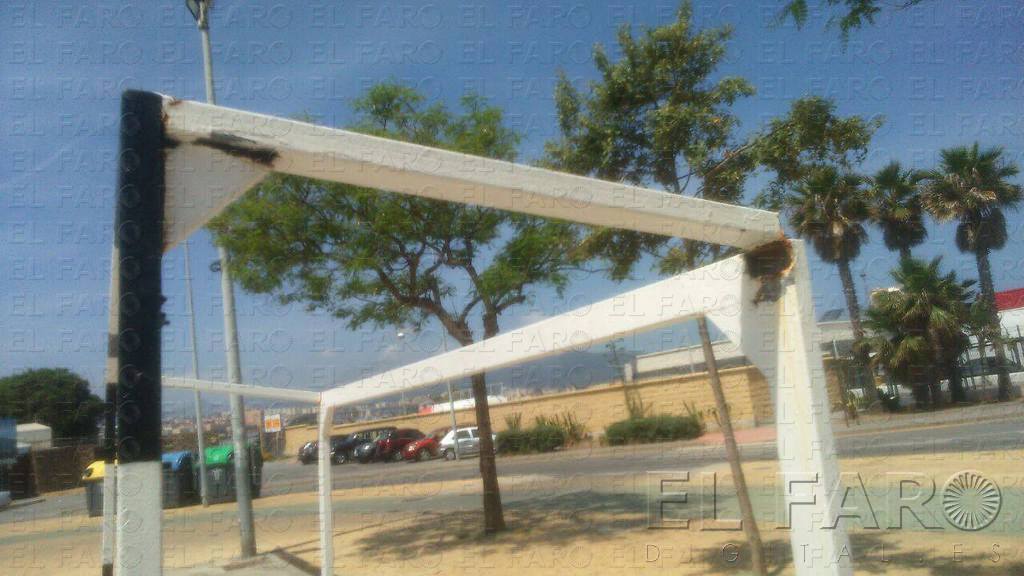 MDyC denuncia el estado del mobiliario urbano del Parque Juan Carlos I