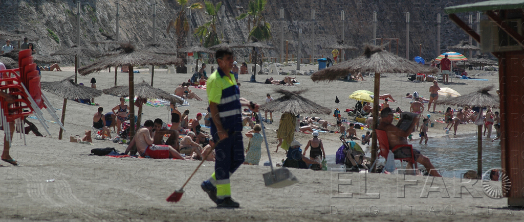 El Gobierno niega que los trabajadores del Plan de Empleo limpien las playas