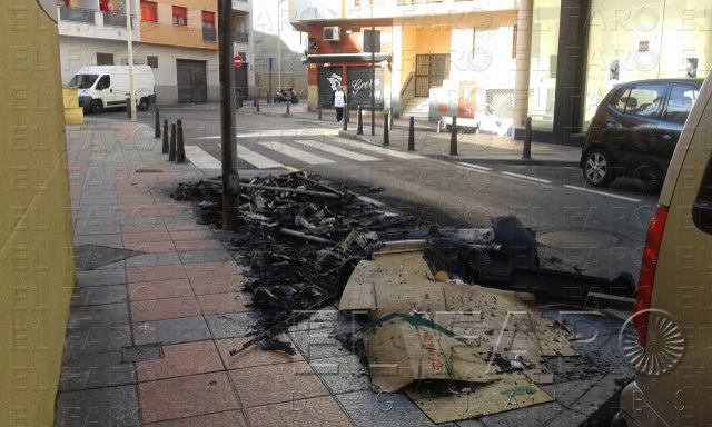 Los Bomberos apagan el incendio en tres contenedores en la calle Real 108