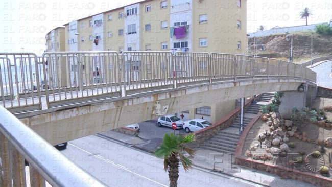 Los vecinos de Juan XXIII alertan de las grietas en el paso elevado