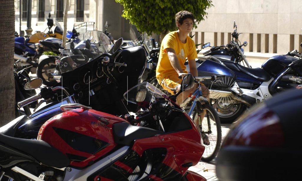 ¿Deben pagar las motos en ‘zona azul’?