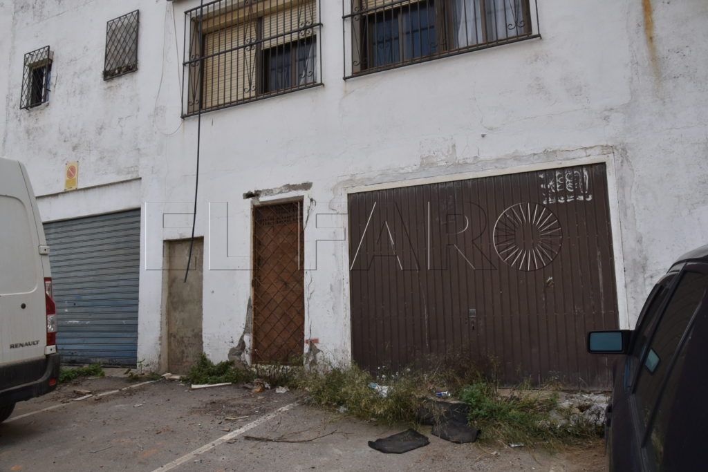 Aún pendiente la retirada de la verja que corta la calle Mustafa Mizzian, en Hadú