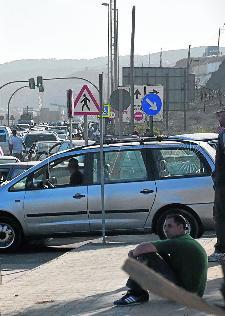 La Ciudad quiere descongestionar la carretera de la frontera con zonas de embolsamiento de coches