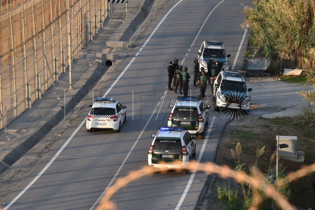 La Delegación del Gobierno dice que los inmigrantes mostraron una actitud “hostil y violenta”, “armados con palos”