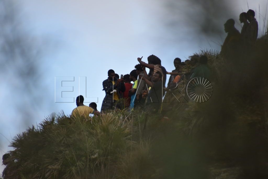 Más de 200 inmigrantes entran en Ceuta tras un intento de grupos que sumaban el doble
