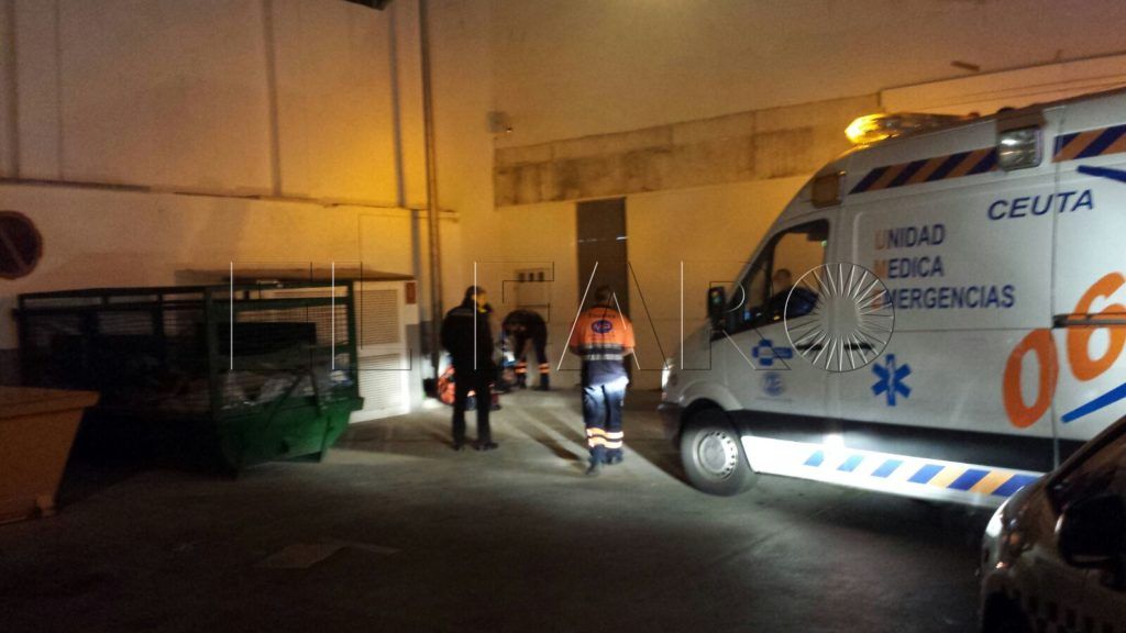 Un inmigrante, policontusionado al precipitarse desde un muro en el puerto