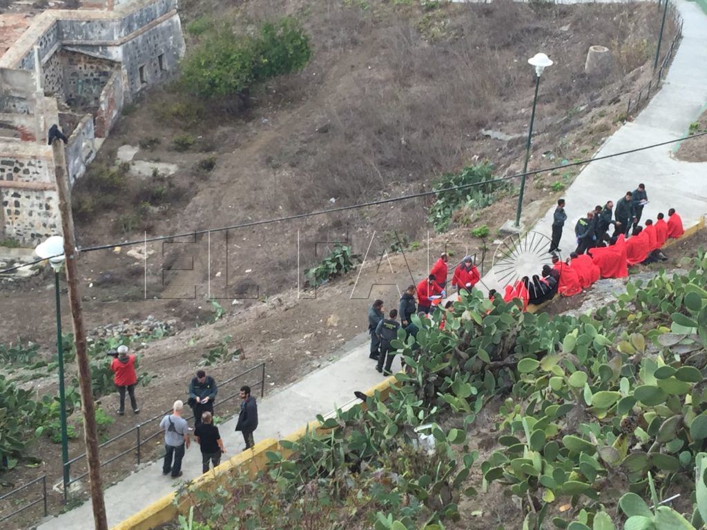 Una patera con 23 personas llega al Sarchal