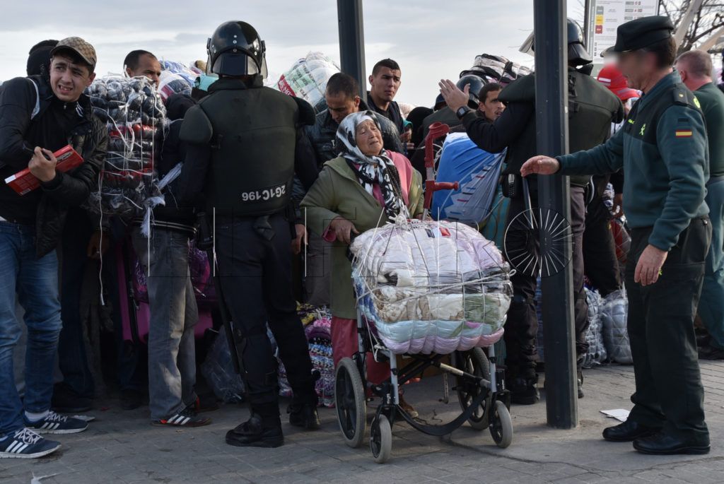 La AsociaciónPro Derechos Humanos Andalucía denuncia el trato degradante a las porteadoras en Ceuta