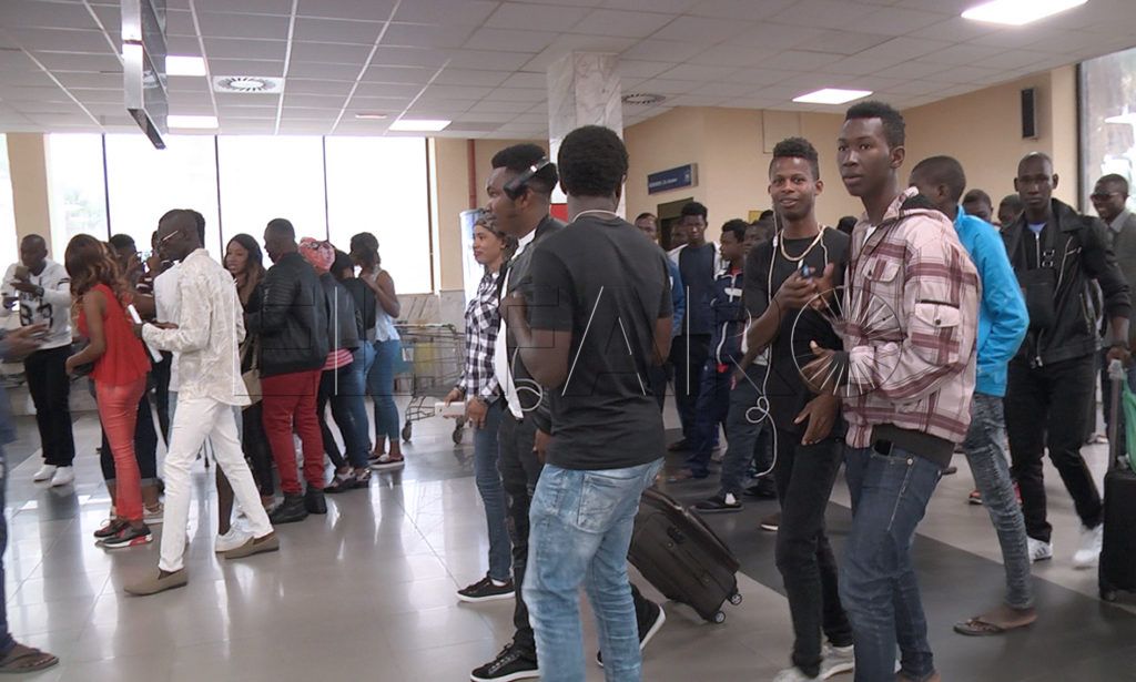 Más de cien inmigrantes abandonan hoy el CETI para rebajar la presión