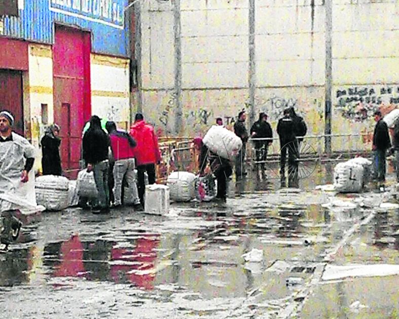 El Biutz abre más horas pese a que los porteadores priorizan la frontera