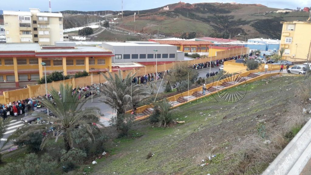 Empujones a alumnos y protestas de los padres en una entrada al colegio ‘Príncipe Felipe’ taponada por los porteadores