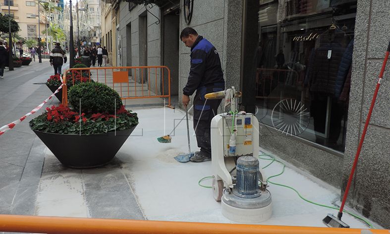 Comienza el desbastado de losetas de mármol en el Revellín