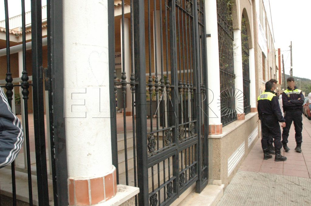 Detenido un sujeto armado con un cuchillo por amenazar a los presentes en el Polifuncional del Príncipe