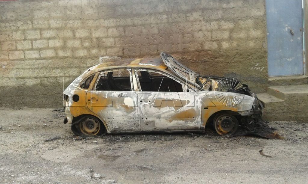 Arde un coche en Benzú y las llamas se cuelan por debajo de la puerta de una casa