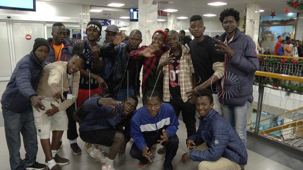 Un grupo de 70 inmigrantes parten hacia la Península