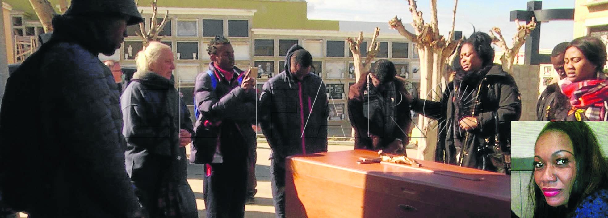 Entierro de la joven (cuya imagen publicada por Ca-minando Fronteras aparece en la esquina a la derecha), ayer en el cementerio de Santa Catalina con la presencia de familiares y amigos.