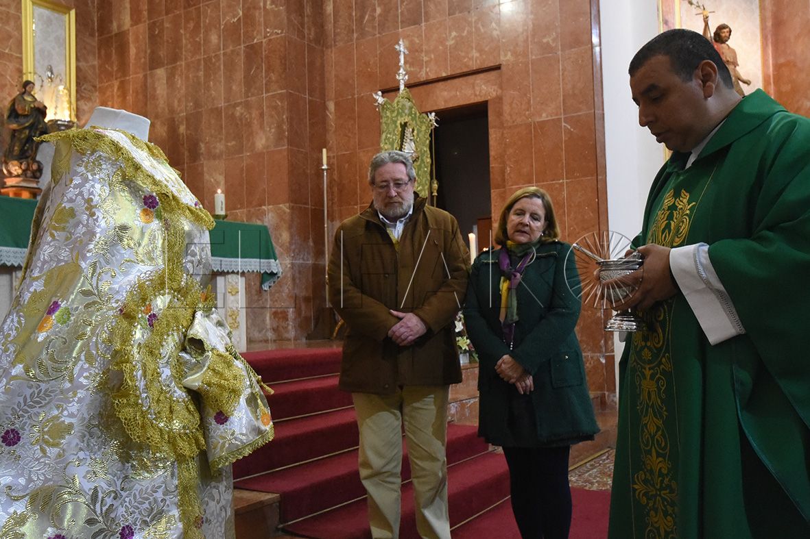 La Virgen del Rocío tiene nueva saya, bendecida en la iglesia de Santa Teresa