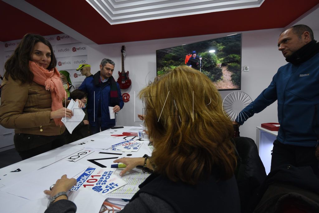 Recogida de los dorsales de los participantes para la prueba del domingo