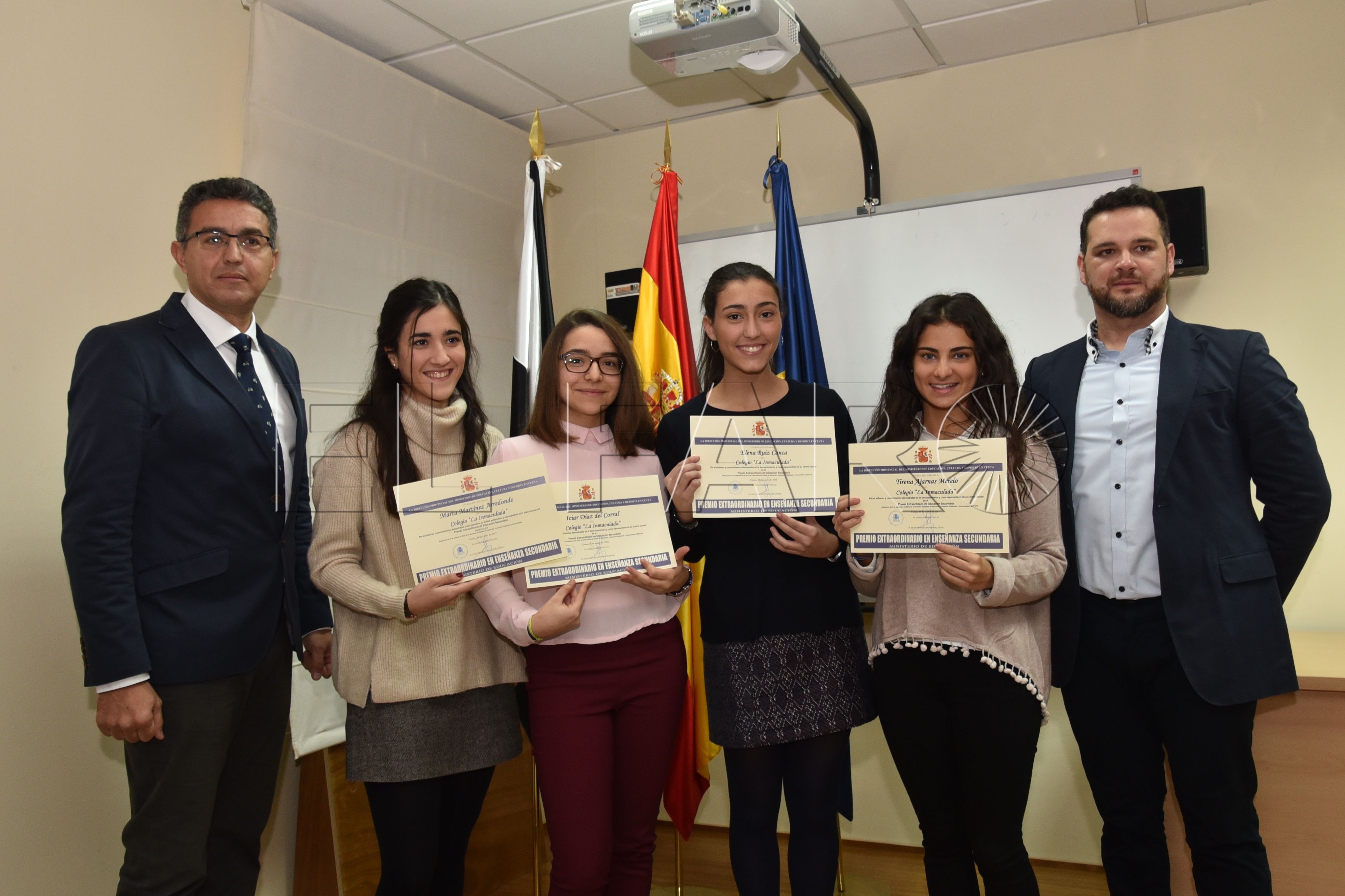 Las alumnas más ‘brillantes’ de Secundaria reciben su reconocimiento