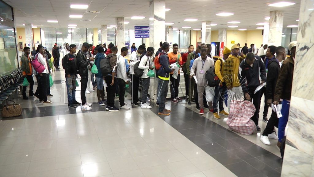 Un grupo de 80 inmigrantes salen hacia la Península