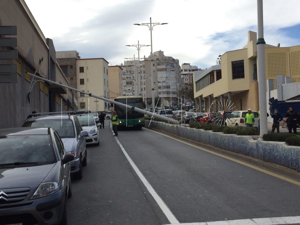 Una farola golpeada por un camión corta el tráfico en Avenida de África