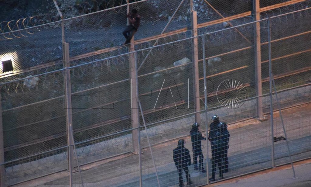 La Justicia asocia la baja definitiva de un guardia civil a la presión de la valla