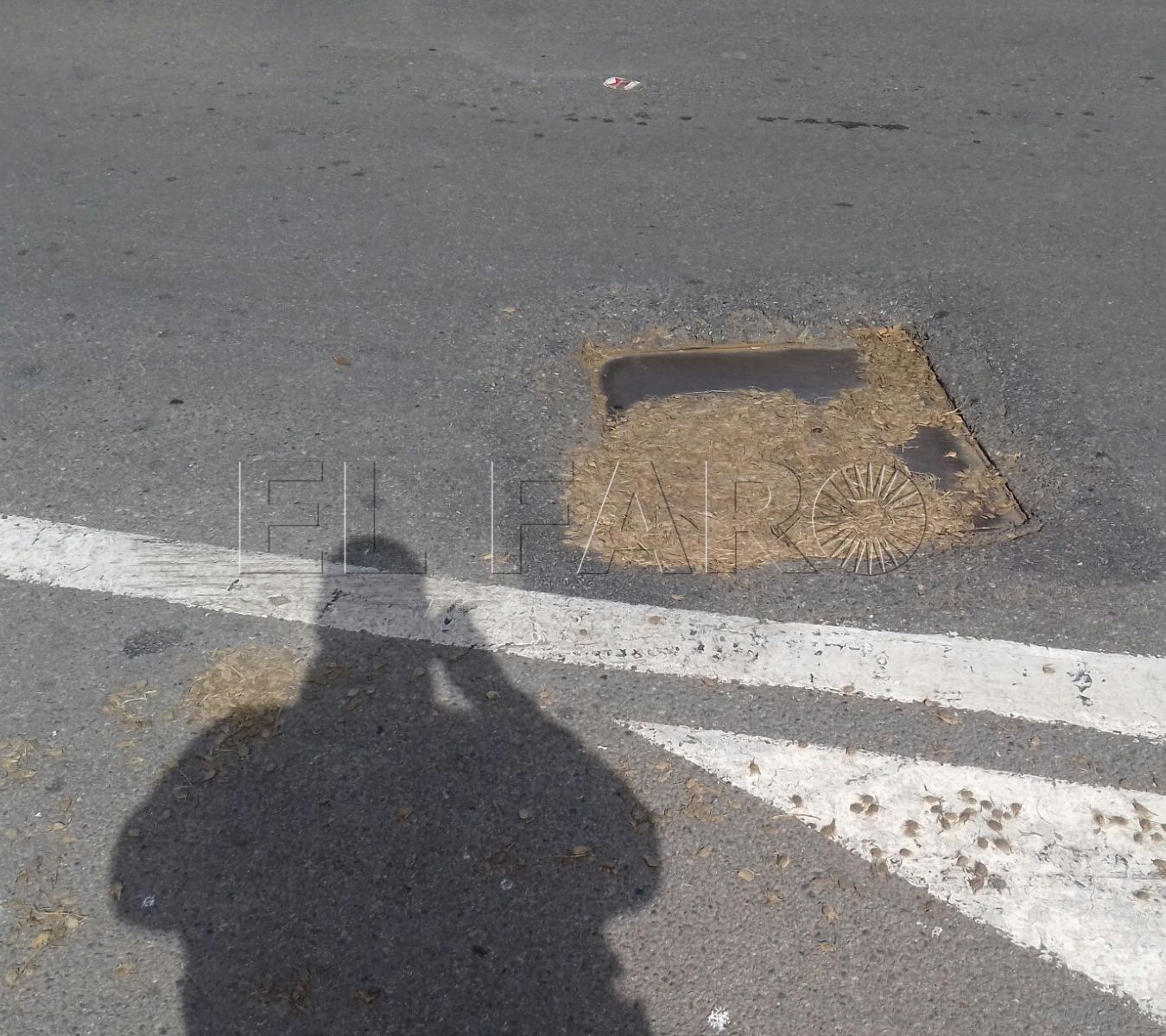 Un joven critica el mal estado de las carreteras tras caerse de su moto