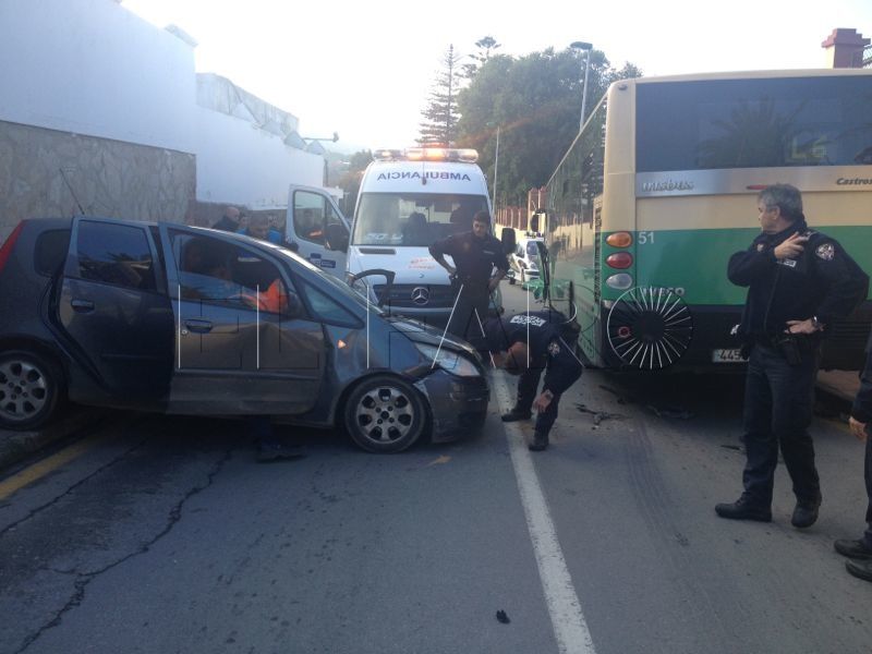 Niega ser el culpable de chocar contra un autobús y lo achaca a una alcantarilla rota
