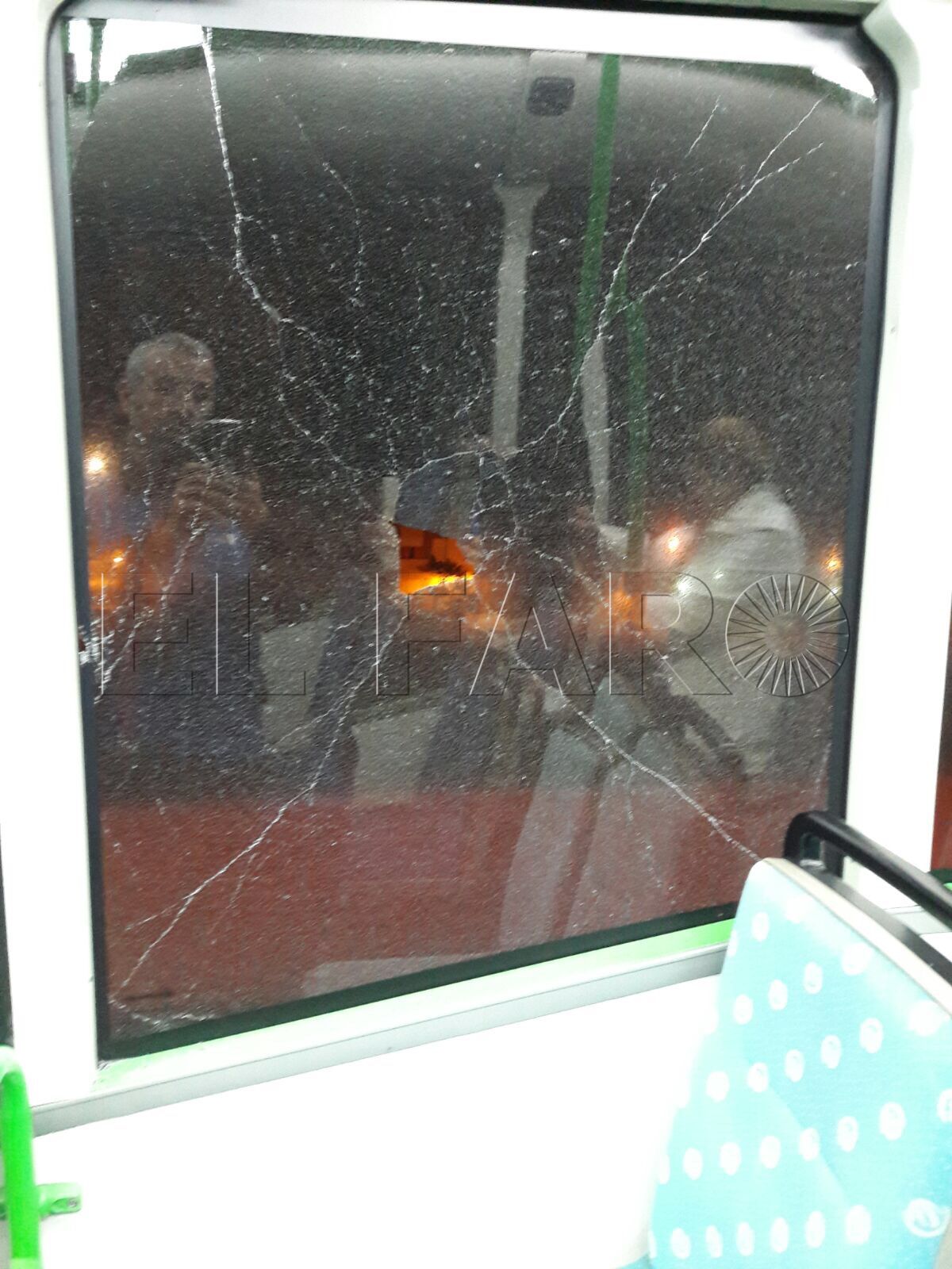Rompen a pedradas la luna de un autobús a la altura del ‘Reina Sofía’