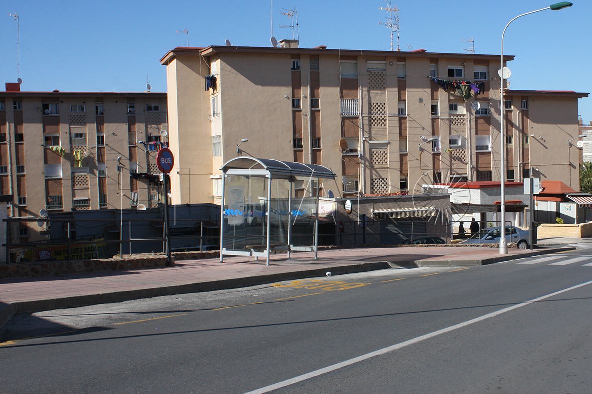 Acusado de agredir con una escoba a una mujer, asegura que fue al revés