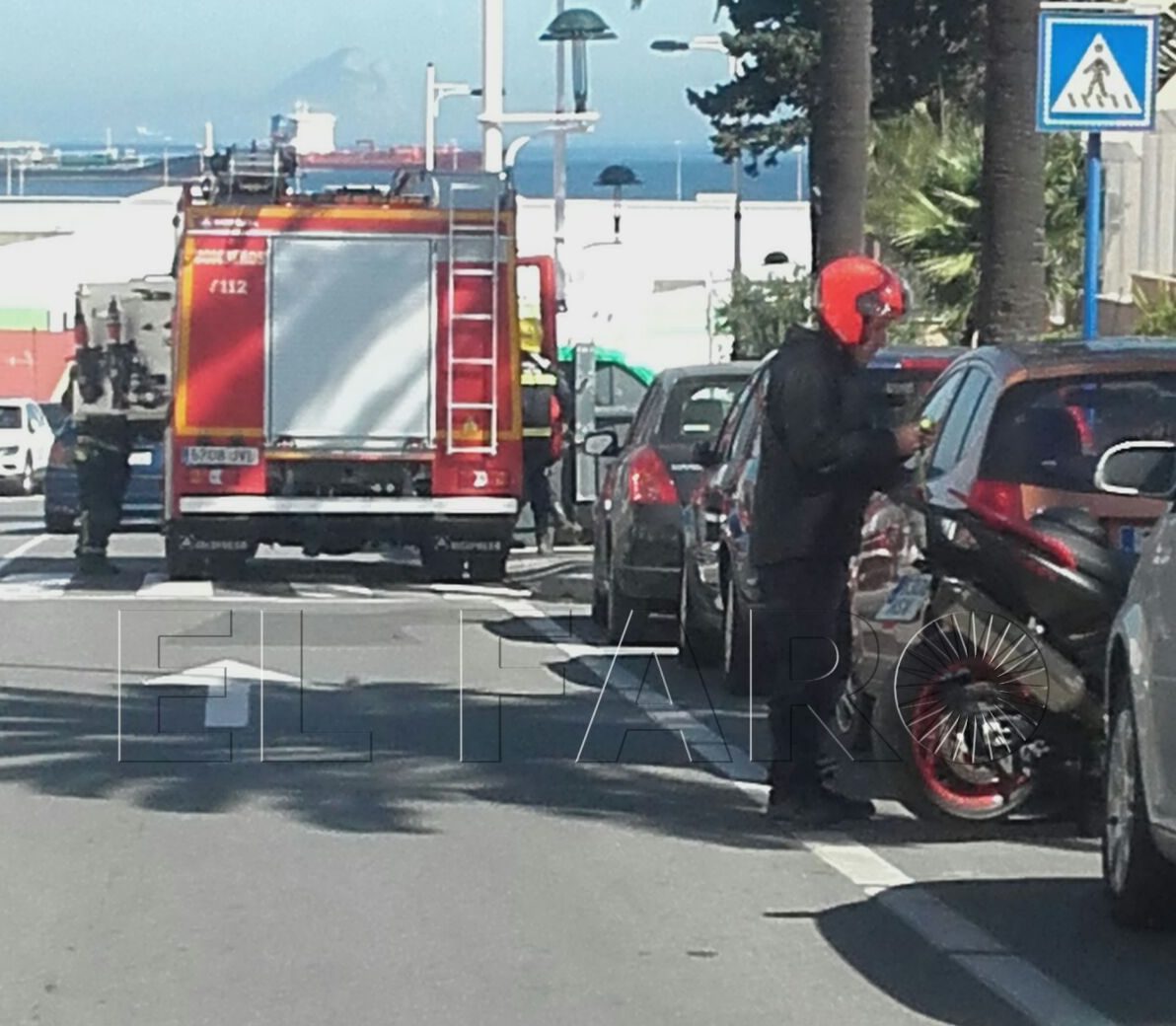 Bomberos libera a una alumna del ‘Ortega y Gasset’ atrapada detrás de una farola