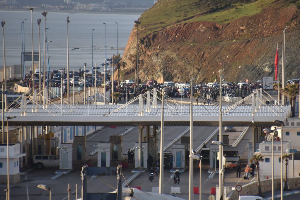 Cientos de porteadores intentan acceder a Ceuta pese al cierre temporal del ‘Tarajal II’