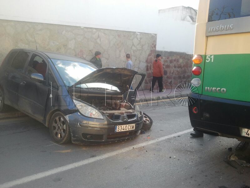 Acusado de cuatro delitos al chocar contra un autobús, sólo reconoce uno