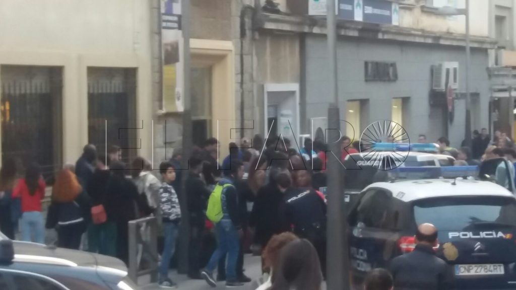Absuelven a dos jóvenes de agredir a dos residentes del CETI en pleno centro
