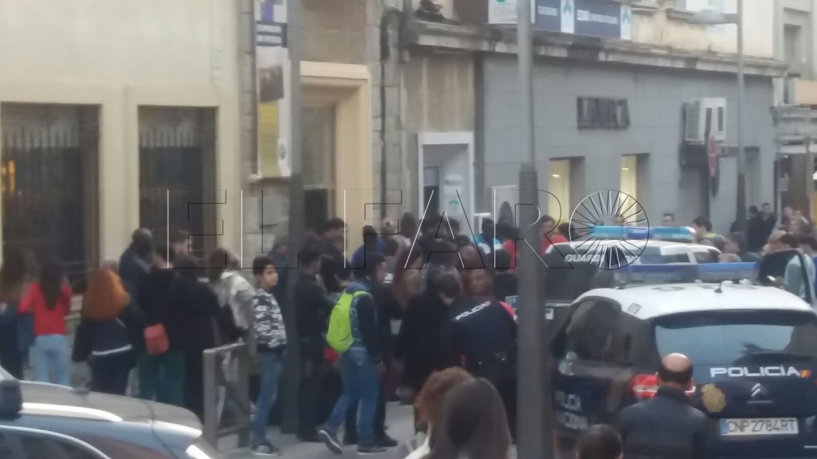 Absuelven a dos jóvenes de agredir a dos residentes del CETI en pleno centro