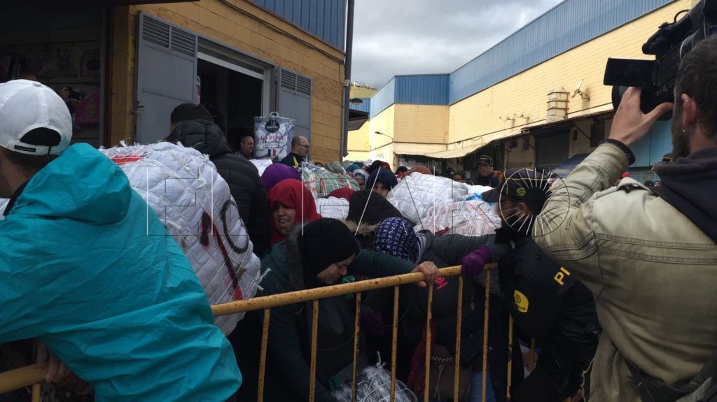Avalancha de porteadores contenida por vigilantes de seguridad