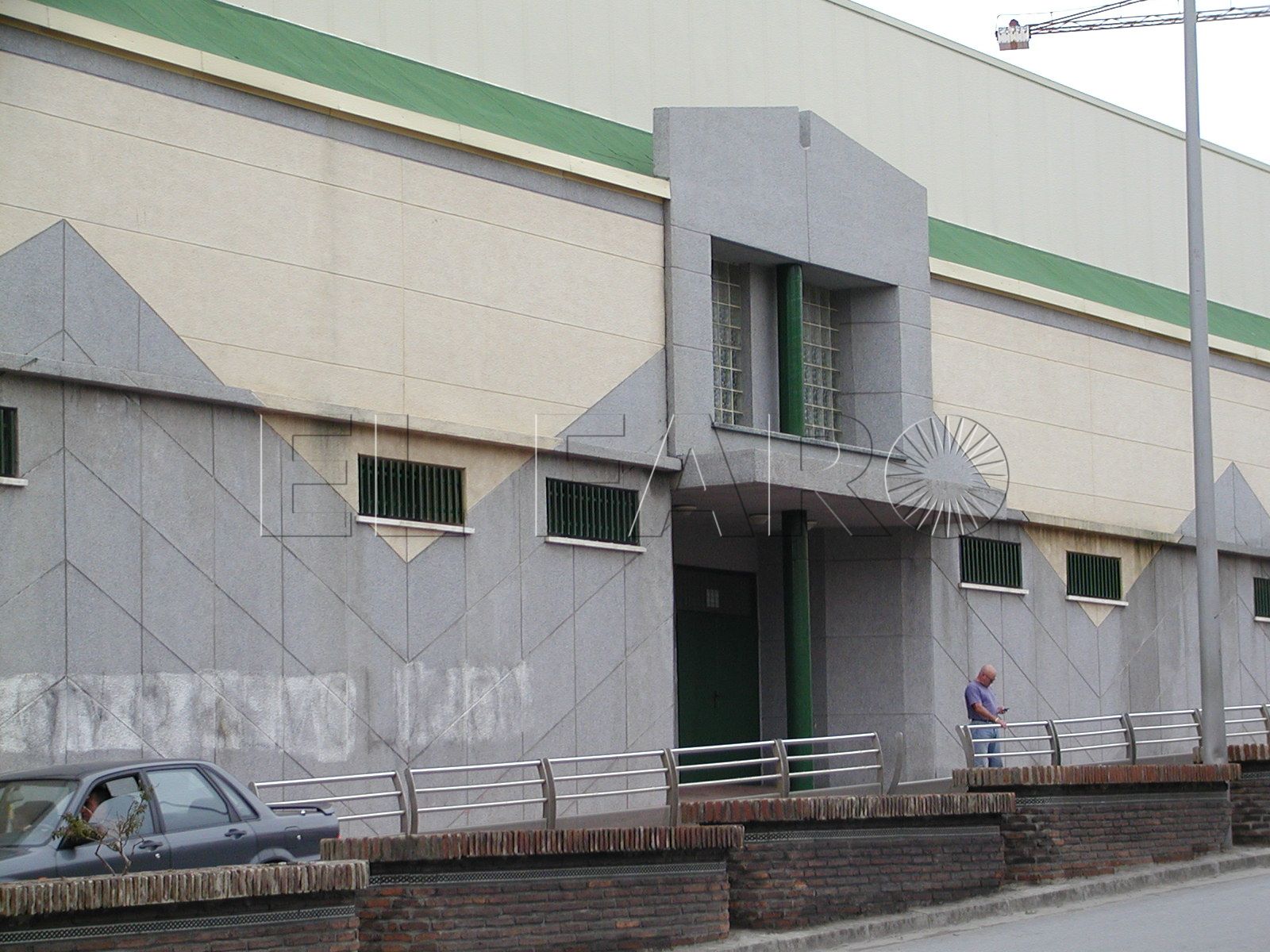 Denuncian la falta de rampas de acceso en el polideportivo Campoamor