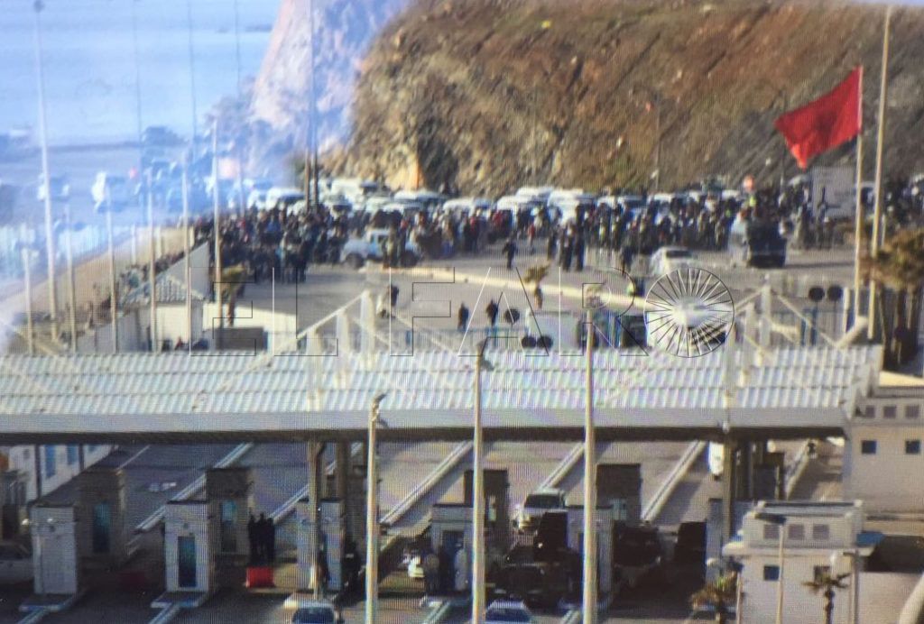 Cientos de porteadores intentan entrar en Ceuta pese al cierre del ‘Tarajal II’