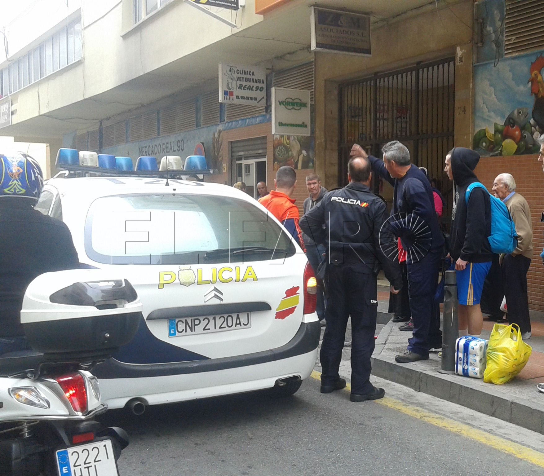 Casi atropella a su hijo, le recrimina su actitud y le amenaza con una azada