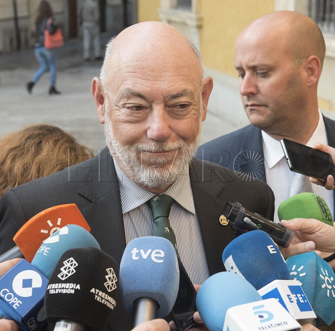 GRA203. GRANADA, 21/04/2017.- El fiscal general del Estado, José Manuel Maza, a su llegada hoy a la Facultad de Derecho en Granada donde ha inaugurado un curso, en declaraciones a los periodistas se ha remitido al comunicado enviado ayer en el que negó que el fiscal jefe Anticorrupción, Manuel Moix, haya obstaculizado la investigación de la llamada operación Lezo, y ha dicho que dará explicaciones en sede parlamentaria si así lo pide el Congreso.EFE/Miguel Ángel Molina